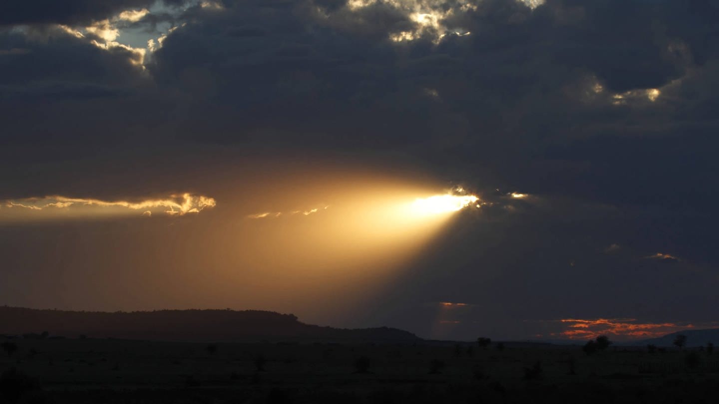 Untergehende Sonne bricht durch die Wolken (Foto: IMAGO, IMAGO / blickwinkel)