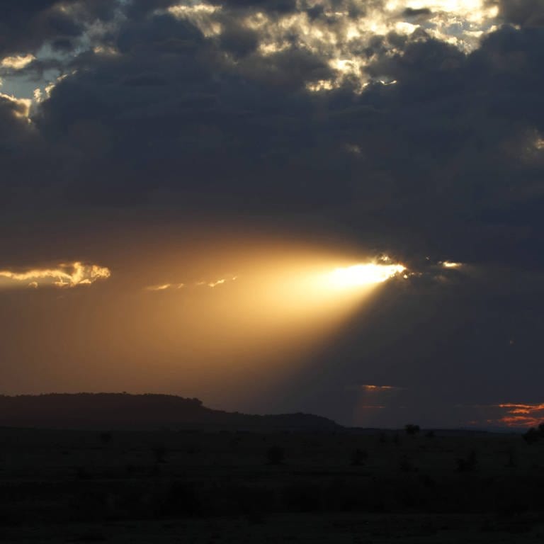 Untergehende Sonne bricht durch die Wolken (Foto: IMAGO, IMAGO / blickwinkel)
