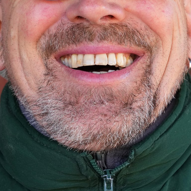 Glück: Ein bärtiger Mann lacht. (Foto: dpa Bildfunk, picture alliance/dpa/dpa-Zentralbild | Soeren Stache)