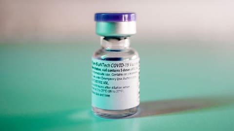 Ein Fläschen mit Corona-Impfstoff des Mainzer Unternehmens Biontech 