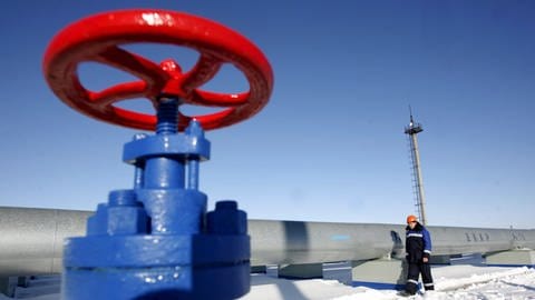 Wer bekommt noch Gas, wenn der Hahn in Russland zugedreht wird? (Foto: dpa Bildfunk, epa Maxim Shipenkov)