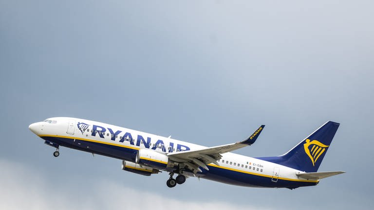 Ein Maschine von Ryanair befindet sich im Anflug auf den Frankfurter Flughafen. (Foto: dpa Bildfunk, Andreas Arnold)