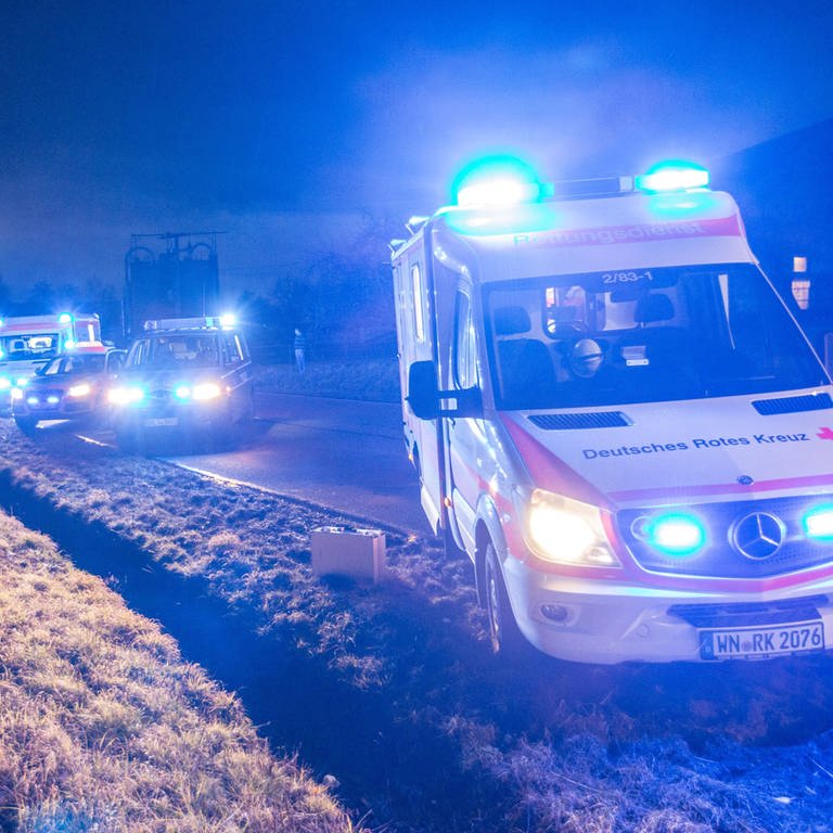 Fünf Rettungsfahrzeuge im Einsatz  (Foto: IMAGO, 7aktuellx xSimonxAdomat)