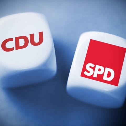 Wuerfel mit den Logos von CDU und SPD