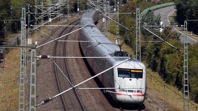 Ein ICE der Deutschen Bahn fährt bei Wiesental auf der Schnellfahrstrecke Mannheim-Stuttgart.  (Foto: dpa Bildfunk, picture alliance/Uli Deck/dpa)