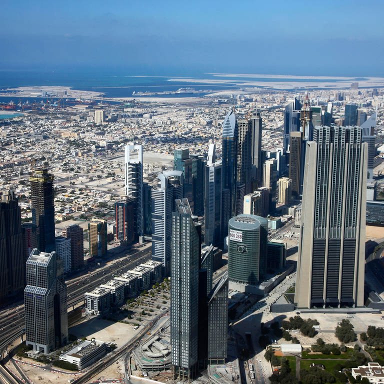 Hochhäuser an der Sheikh Zayed Road, Hauptverkehrsachse und eines der Zentren in Dubai, Vereinigte Arabische Emirate. (Foto: picture-alliance / Reportdienste, picture alliance / imageBROKER | Jochen Tack)