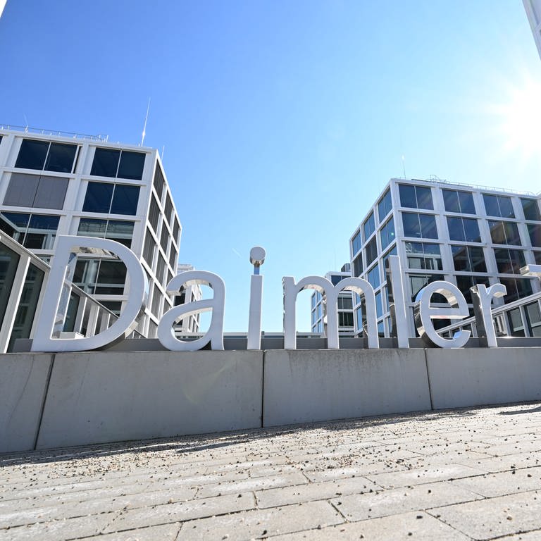 Der Schriftzug Daimler Truck steht vor dem Verwaltungsgebäude des Lastwagen- und Busherstellers. (Foto: dpa Bildfunk, picture alliance/dpa | Bernd Weißbrod)
