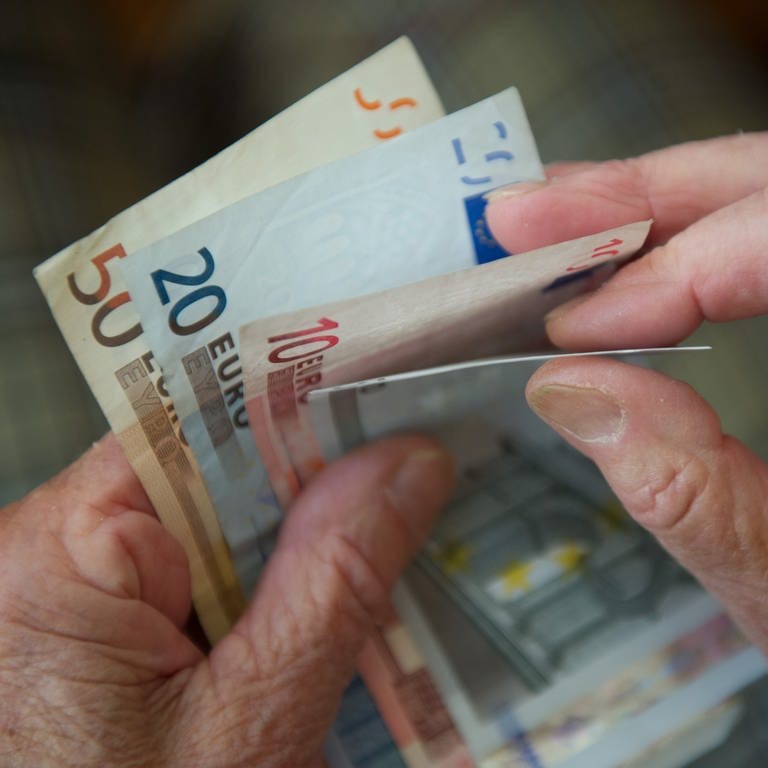 Eine ältere Frau zählt Geld.  (Foto: picture-alliance / Reportdienste, dpa Bildfunk, Marijan Murat)