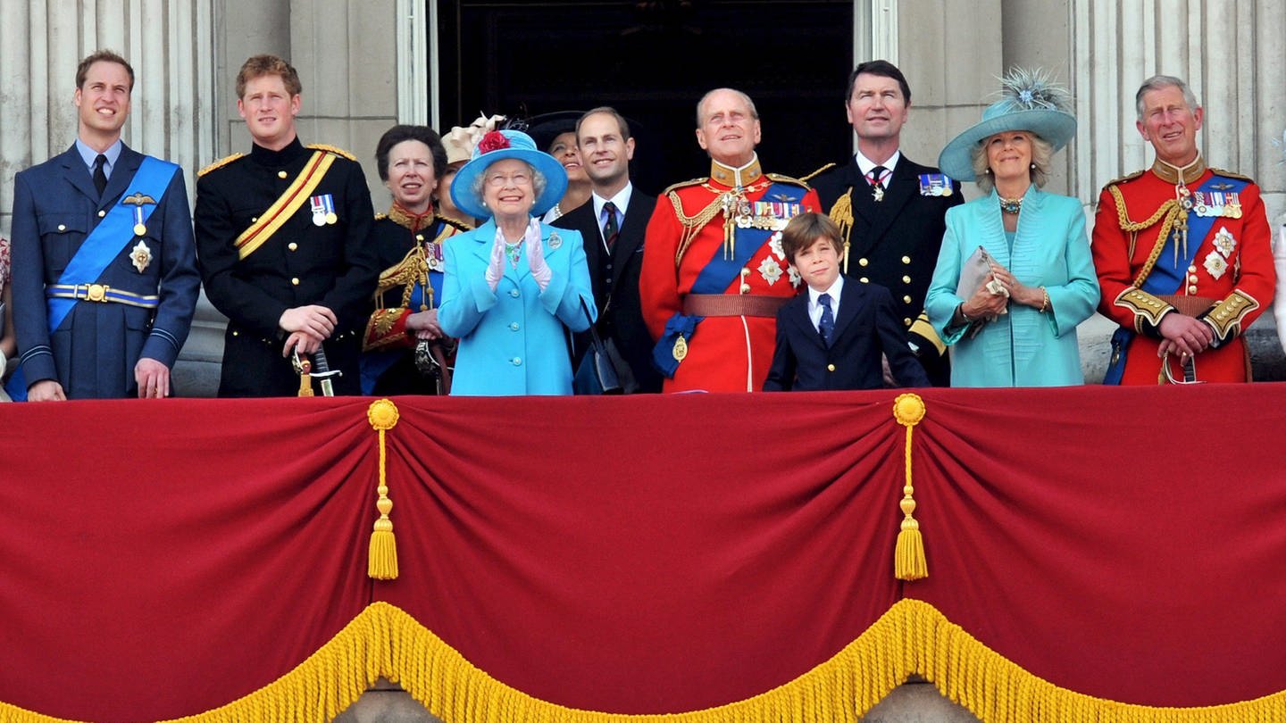 Die königliche Familie steht am 13.06.2009 auf dem Balkon des Buckingham Palastes in London. (Foto: picture-alliance / Reportdienste, dpa Bildfunk, Daniel Deme)