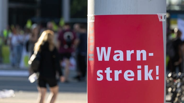 Ein Plakat mit der Aufschrift "Heute Warnstreik". (Foto: dpa Bildfunk, picture alliance/dpa | Hannes P Albert (Symbolbild))