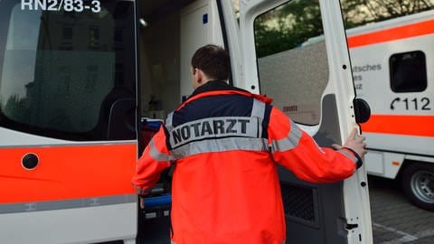 Ein Notarzt öffnet die Tür eines Rettungswagens. (Foto: dpa Bildfunk, picture alliance / dpa | Uwe Anspach)