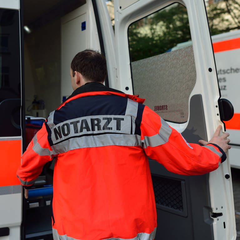 Ein Notarzt öffnet die Tür eines Rettungswagens. (Foto: dpa Bildfunk, picture alliance / dpa | Uwe Anspach)
