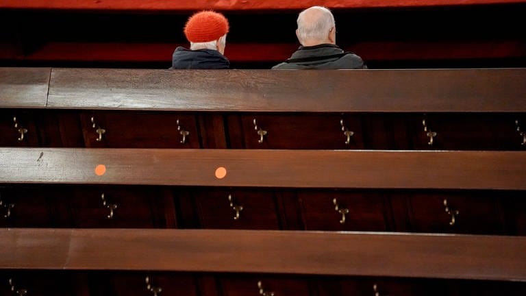 Kirchenbesucher sitzen in den Bänken. (Foto: picture-alliance / Reportdienste, dpa Bildfunk, Axel Heimken)
