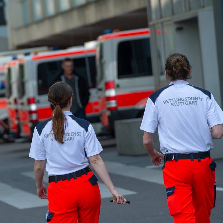 Rettungskräfte im Dienst an der Ambulanz am Klinikum Stuttgart (Foto: IMAGO, Lichtgut)