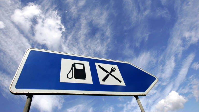 Rast-und Tankstelle - Hinweisschild an einer Autobahn (Foto: IMAGO, Papsch)