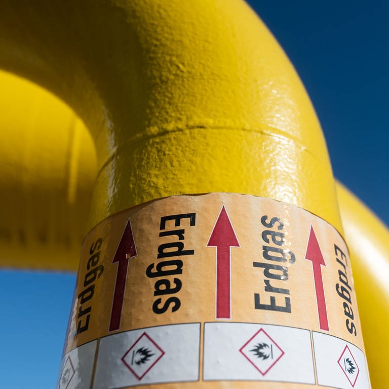 Gelbe Erdgaszuleitungen vor dem Heizkraftwerk 3 Stuttgart-Gaisburg. (Foto: dpa Bildfunk, Picture Alliance)
