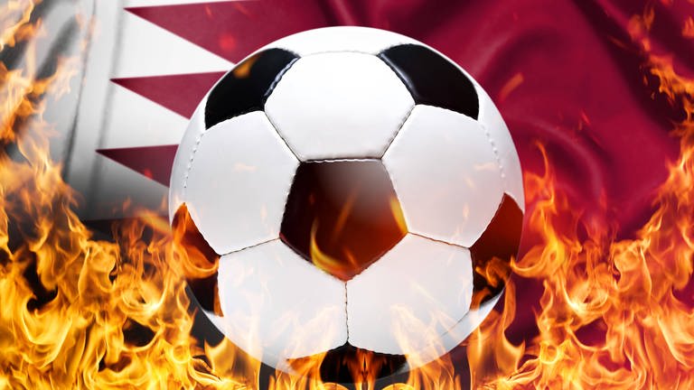 FOTOMONTAGE, Schwarz-weißer Fußball mit Flammen und Fahne von Katar. (Foto: IMAGO, Christian Ohde)