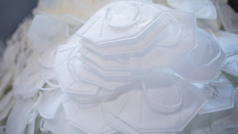 FFP-2-Schutzmasken in weiß aufeinander auf einem Stapel