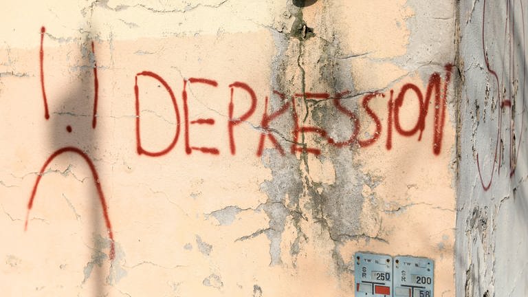 Ein Schriftzug "Depression" prangt an einer Hauswand.  (Foto: picture-alliance / Reportdienste, dpa Bildfunk, picture alliance/dpa/dpa-Zentralbild | Jan Woitas)