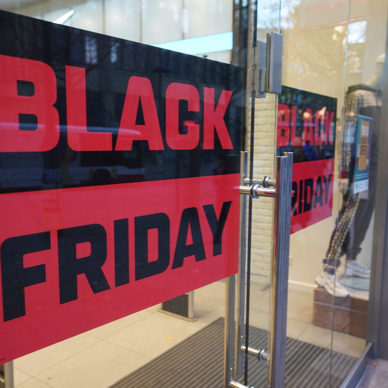 Ein Plakat mit der Aufschrift „Black Friday“ hängt in einem Schaufenster eines Geschäfts in der Innenstadt. (Foto: dpa Bildfunk, Marcus Brandt)