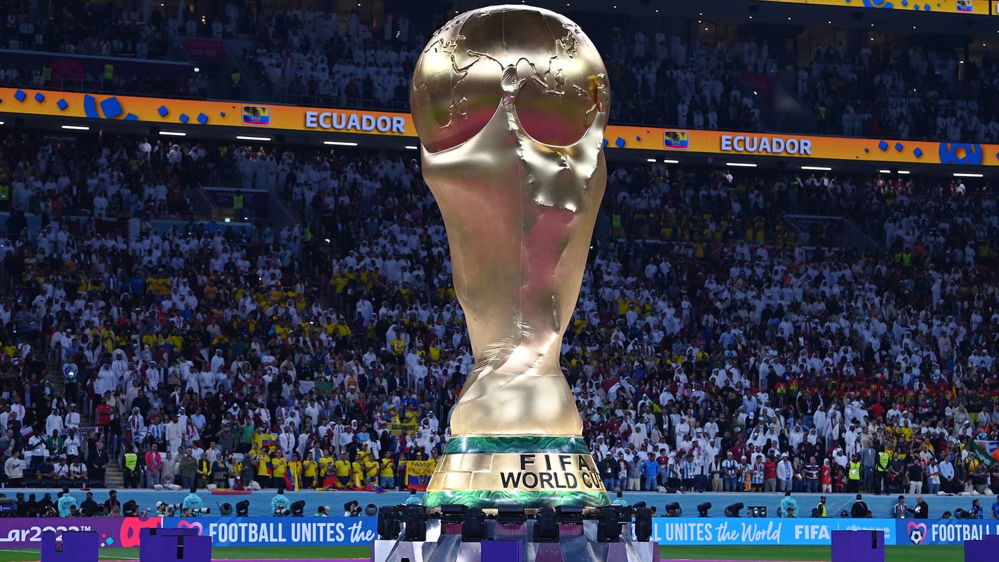 Übergroßer WM Pokal auf dem Spielfeld (Foto: IMAGO, Ulmer/Teamfoto)