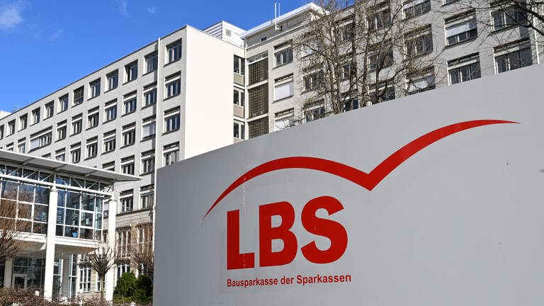 Das Logo der Bausparkasse der Sparkassen steht vor der Hauptverwaltung in Stuttgart.  (Foto: dpa Bildfunk, picture alliance/dpa | Bernd Weißbrod)