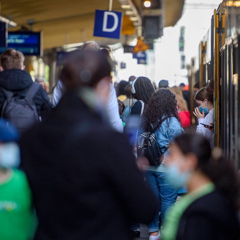 Einführung des 49-Euro-Ticket Verkehr, Zug: Ein Zug der Eurobahn fährt in den Bahnhof ein. (Foto: IMAGO, Kirchner-Media)