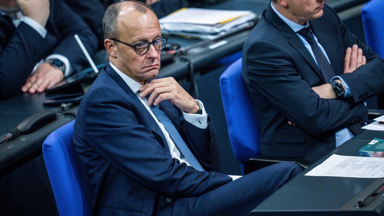 Friedrich Merz, CDU Bundesvorsitzender, verfolgt die Debatte im Plenarsaal im Deutschen Bundestag. (Foto: dpa Bildfunk, Michael Kappeler)