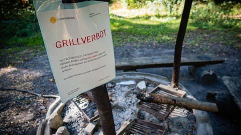 Grillverbot Feuer und erhöhte Brandgefahr (Foto: IMAGO, KS-Images.de)