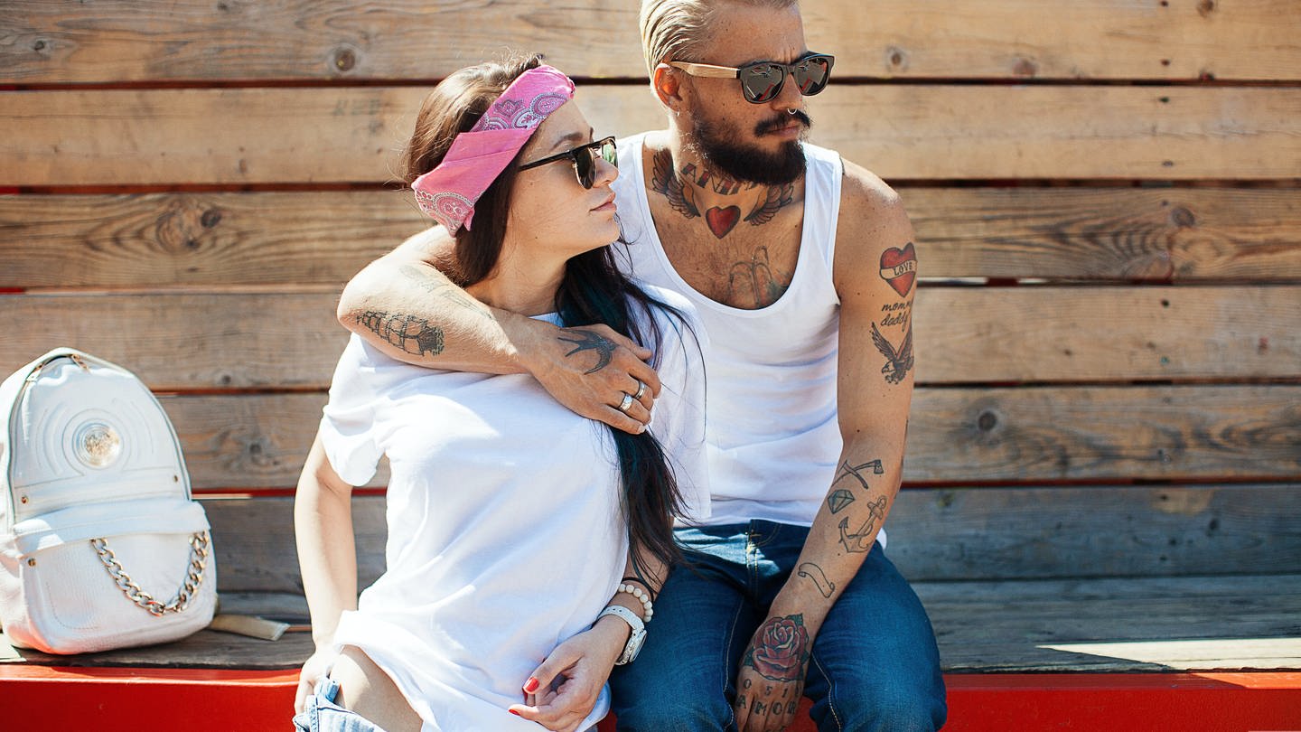 Auch ein Abziehbild als Liebes-Tattoo kann ein schönes Valentinstagsgeschenk sein: Junges Paar im Sonnenlicht (Foto: Unsplah, Kirill Suntsov)