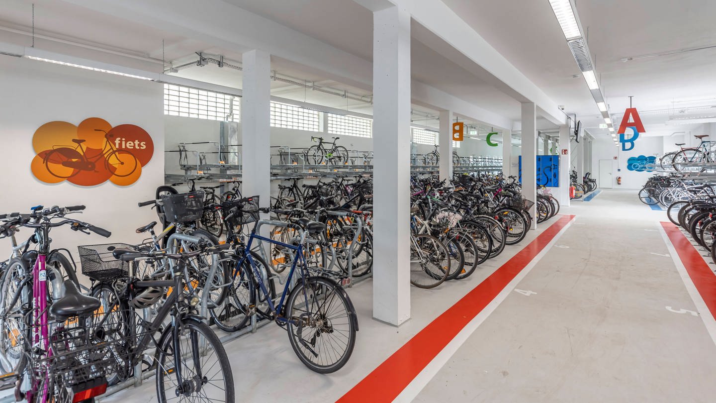 Radexpress. Parkhaus für Fahrräder in Tübingen. Eine Halle bietet jetzt Stellplätze für 300 Fahrräder - 100 Meter entfernt von Gleis 1 am Tübinger Hauptbahnhof. (Foto: IMAGO, Arnulf Hettrich)