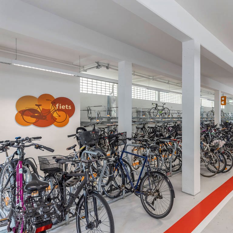 Radexpress. Parkhaus für Fahrräder in Tübingen. Eine Halle bietet jetzt Stellplätze für 300 Fahrräder - 100 Meter entfernt von Gleis 1 am Tübinger Hauptbahnhof.