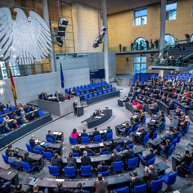 Bundeskanzler Olaf Scholz (M, SPD) gibt bei der Sitzung des Bundestags eine Regierungserklärung zum EU-Rat und zum EU-Asean-Gipfel ab. (Foto: picture-alliance / Reportdienste, dpa Bildfunk, Michael Kappeler)