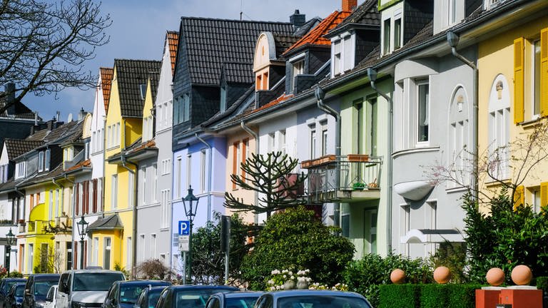 Wohnhäuser in einer Straße  (Foto: IMAGO, IMAGO / Michael Gstettenbauer)
