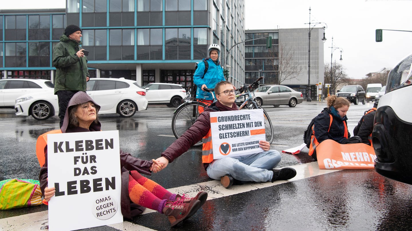 Mitglieder der Gruppe Letzte Generation blockieren stadtaus- und stadteinwärts den Ernst Reuter Platz mit einer Sitzblockade auf der Straße. (Foto: picture-alliance / Reportdienste, dpa Bildfunk, Paul Zinken)