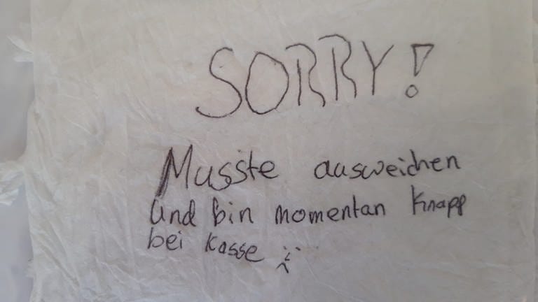 Auf einer Serviette steht «Sorry! Musste ausweichen und bin momentan knapp bei Kasse».  (Foto: picture-alliance / Reportdienste, dpa Bildfunk, Polizei Hagen | N.A.)