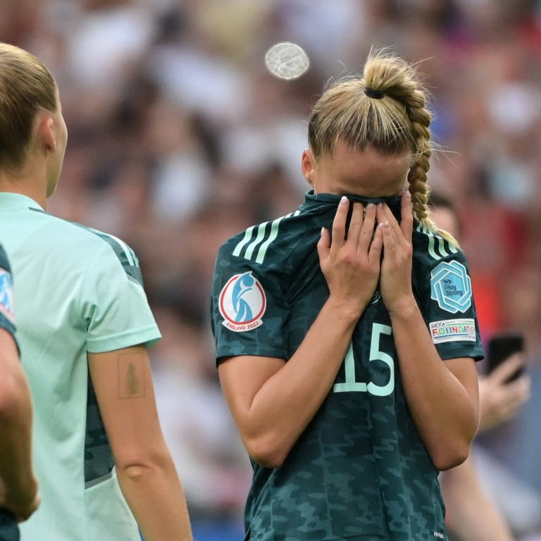 Deutschlands Spielerin Giulia Gwinn reagiert auf die Niederlage im EM-Finale 2022 in Wembley nach dem Abpfiff.  (Foto: dpa Bildfunk, picture alliance/dpa | Sebastian Christoph Gollnow)