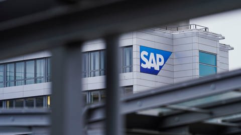 Ein Logo des Softwarekonzerns SAP ist am Hauptgebäude angebracht. (Foto: dpa Bildfunk, picture alliance/dpa | Uwe Anspach)