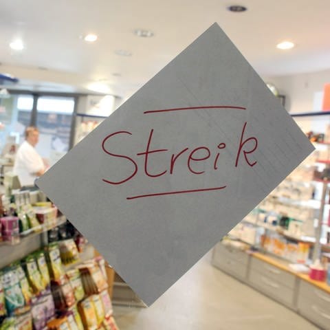 An einer geschlossenen Tür einer Apotheke steht "Streik". (Foto: picture-alliance / Reportdienste, dpa Bildfunk, Fredrik Von Erichsen)