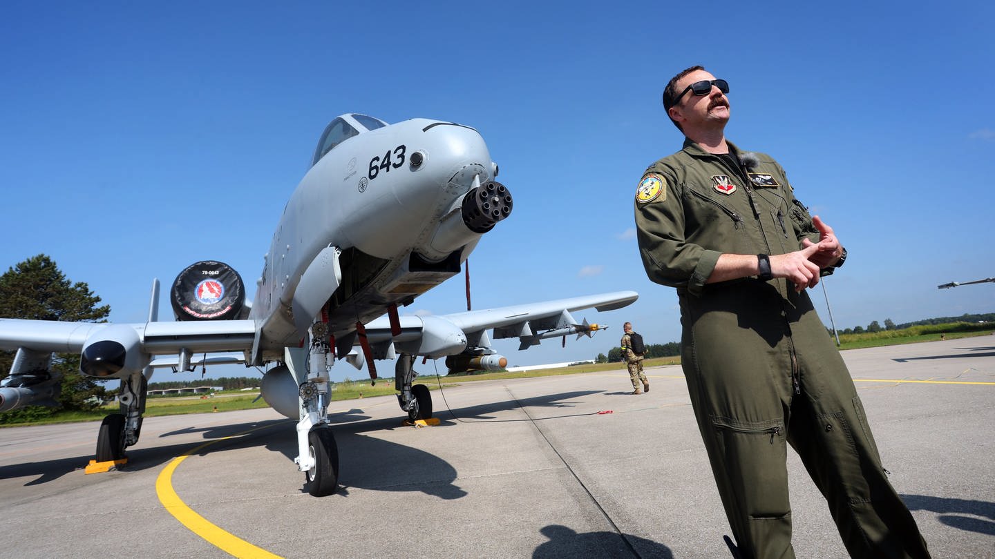 Brad Lynch, Pilot der US-Airforce, steht bei einem Medientag zum Internationalen Luftwaffen-Manöver 