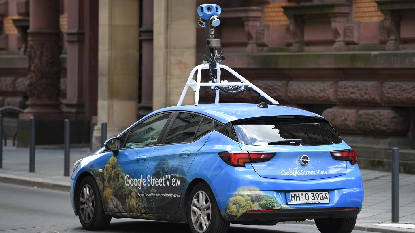 Mit einer auffälligen Kamera auf dem Dach fährt ein Auto von Google Street-View durch das Gerichtsviertel in Frankfurt. (Foto: picture-alliance / Reportdienste, dpa Bildfunk, Arne Dedert)