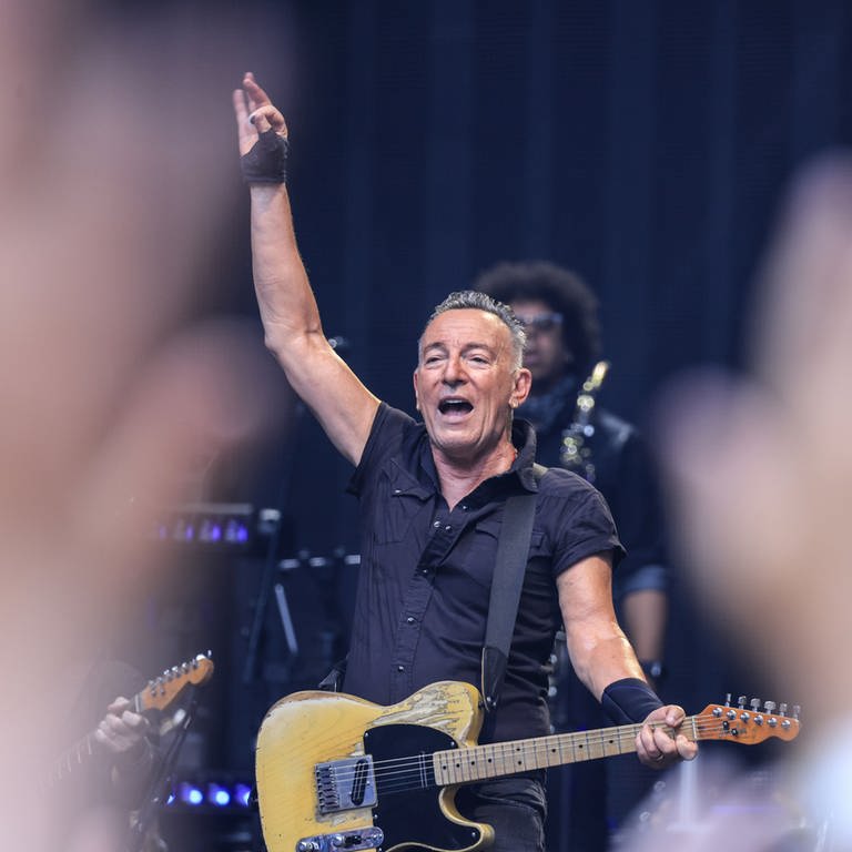 Dynamic Pricing bei Konzerten:Bruce Springsteen, Musiker aus den USA, tritt mit seiner Band auf der Bühne in der Merkur Spiel-Arena au