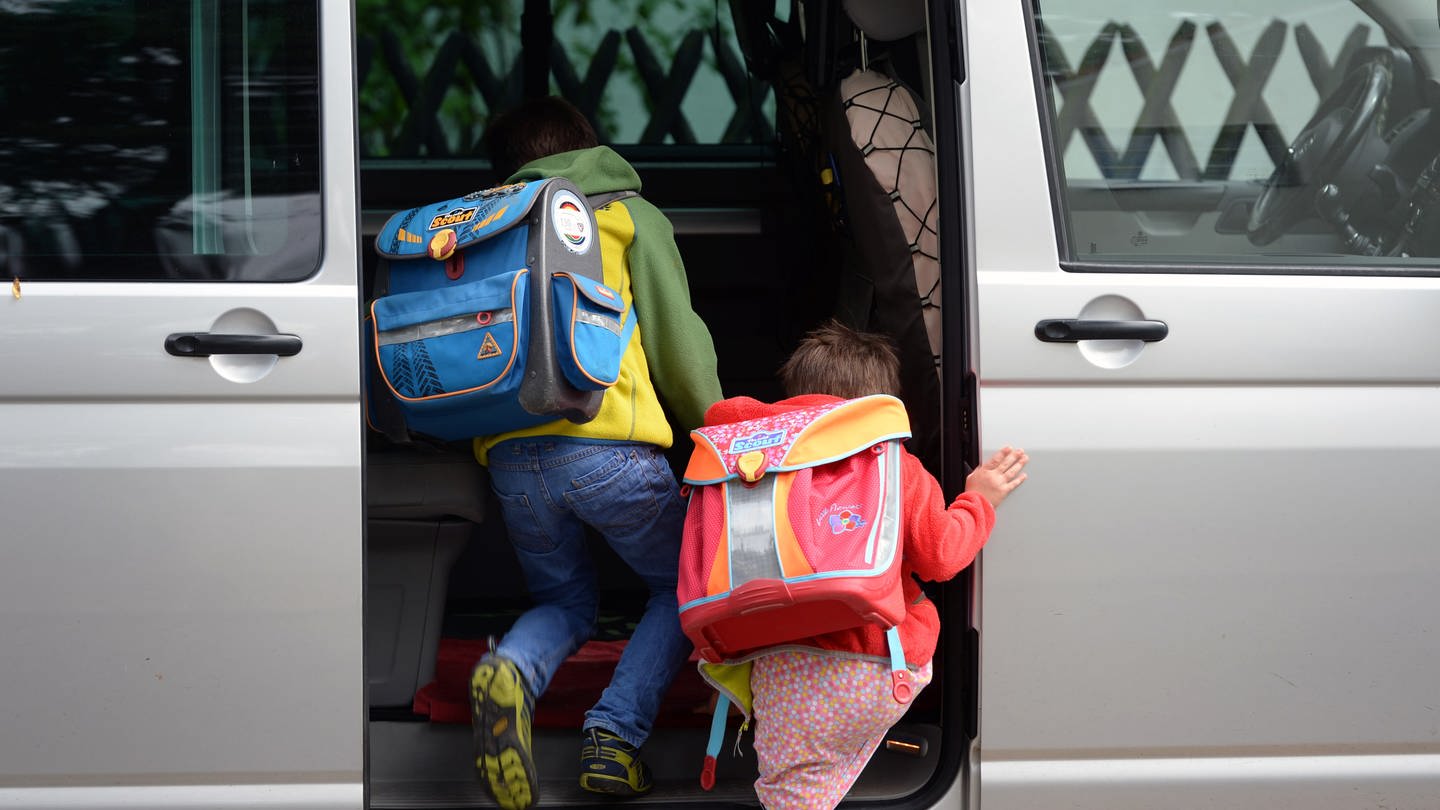 Eltern fahren Kinder zur Schule (Foto: dpa Bildfunk, picture alliance / Ralf Hirschberger/dpa-Zentralbild/dpa | Ralf Hirschberger)