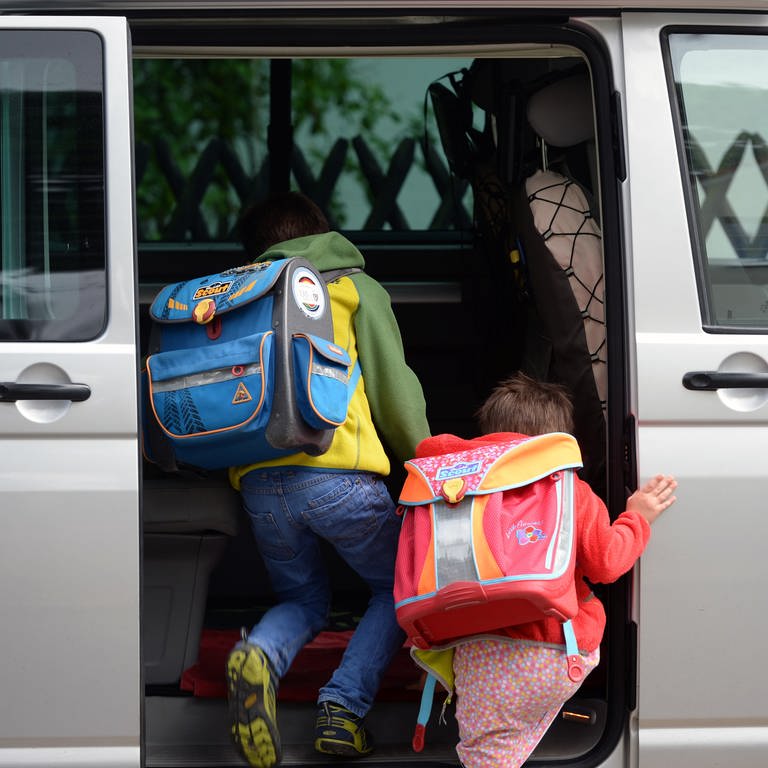 Eltern fahren Kinder zur Schule (Foto: dpa Bildfunk, picture alliance / Ralf Hirschberger/dpa-Zentralbild/dpa | Ralf Hirschberger)