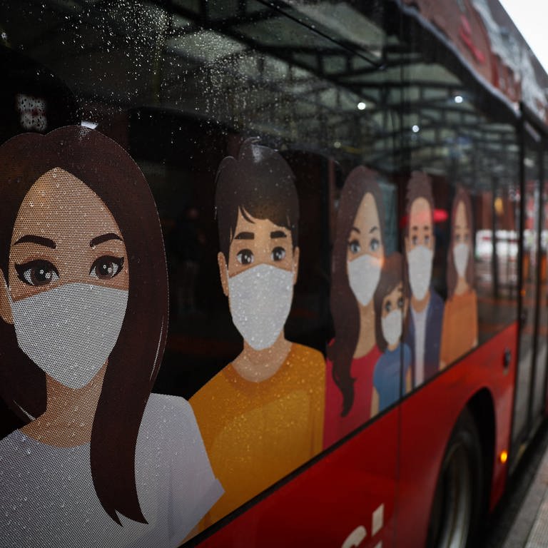 Ein Linienbus der Kieler Verkehrsgesellschaft KVG ist mit Hinweisen zum Tragen einer medizinischen Maske beklebt.
