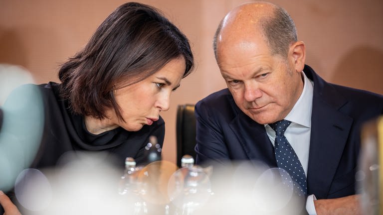 Annalena Baerbock (Bündnis90Die Grünen), Außenministerin, spricht mit Bundeskanzler Olaf Scholz (SPD)