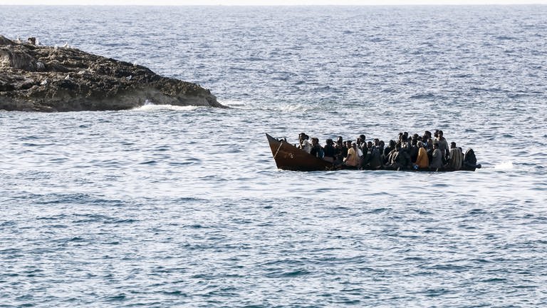 Migranten kommen am Hafen der Insel Lampedusa an. (Foto: picture-alliance / Reportdienste, dpa Bildfunk, Cecilia Fabiano)