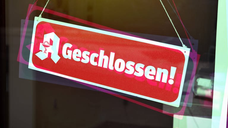 Auf einem roten Apotheken-Türschild steht "Geschlossen". (Foto: IMAGO, Christian Ohde)
