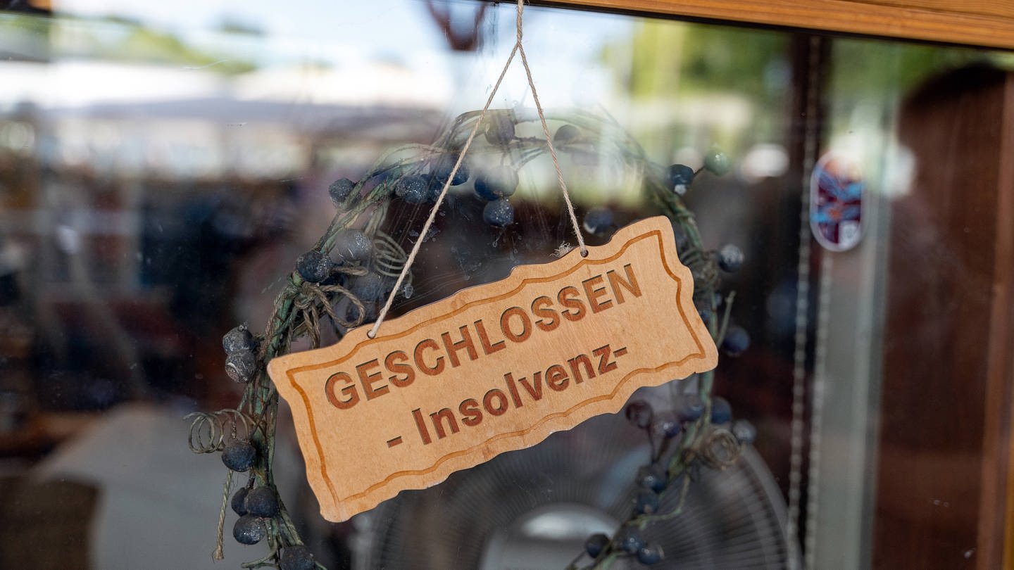 Vor einem Geschäft hängt ein Schild mit der Aufschrift: Geschlossen Insolvenz FOTOMONTAGE (Foto: IMAGO, Bihlmayerfotografie)