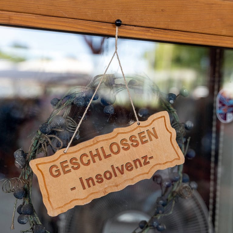 Vor einem Geschäft hängt ein Schild mit der Aufschrift: Geschlossen Insolvenz FOTOMONTAGE (Foto: IMAGO, Bihlmayerfotografie)
